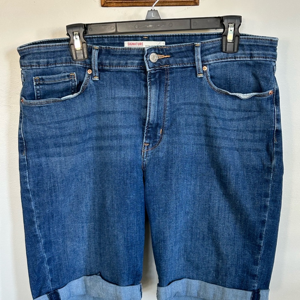 Levi’s Signature longer length Blue Denim Shorts in size 12